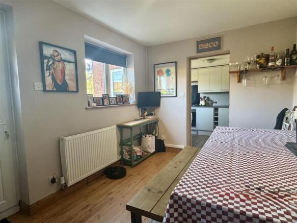 2 bed Semi-Detached to rent Image 4