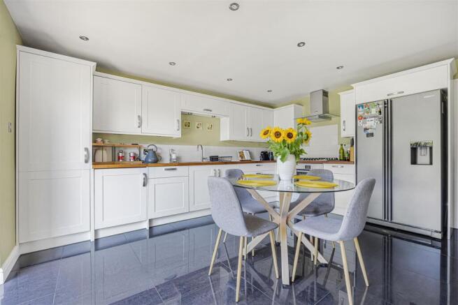 Kitchen & Dining