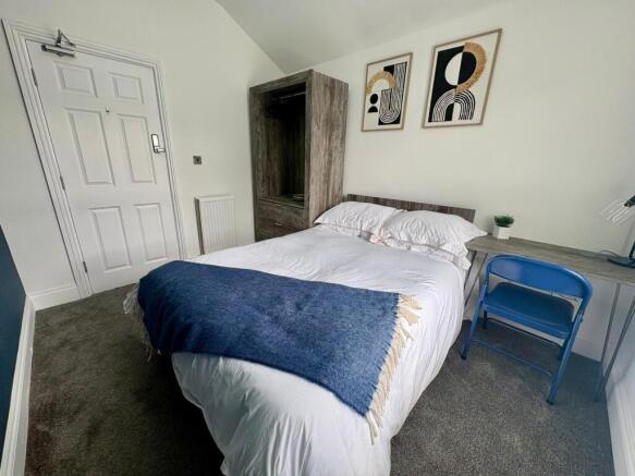 4 bed House to rent Image 12