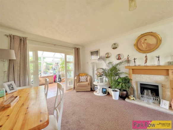 LOUNGE / DINING ROOM