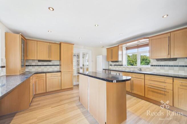 4 bed Detached to rent Image 7