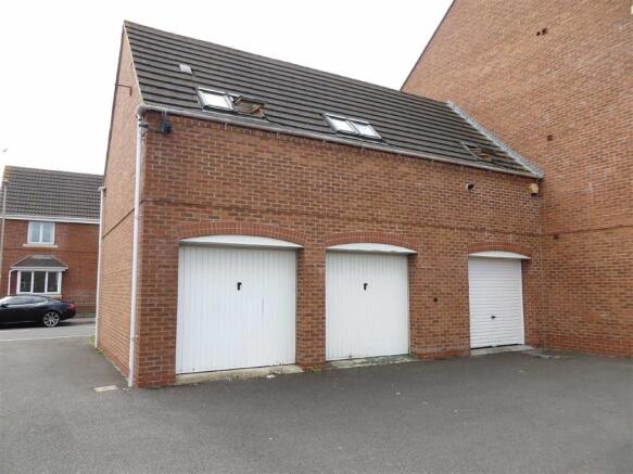 SINGLE GARAGE IN BLO