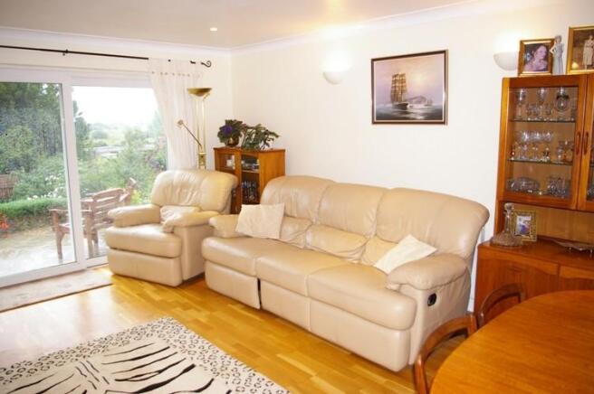 CHARMING LIVING RM