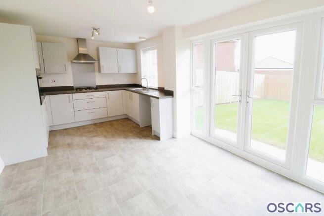4 bed Detached to rent Image 2