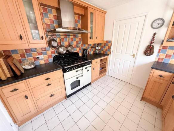 4 bed Detached for sale Image 6