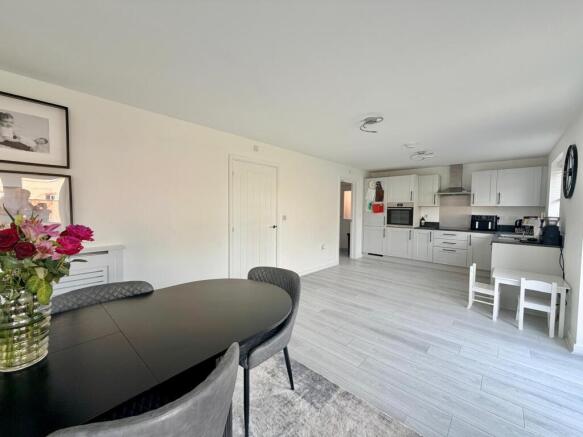 5 bed Detached to rent Image 5