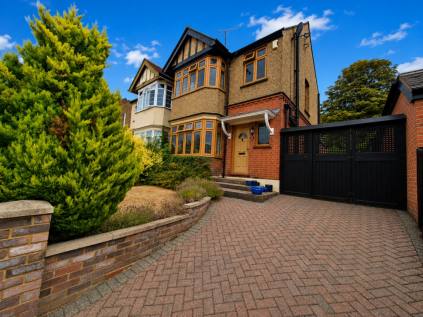 Wardown Crescent, Luton, Bedfordshire, LU2 7JT