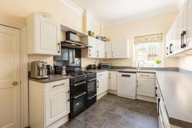 5 bed Semi-Detached for sale Image 7