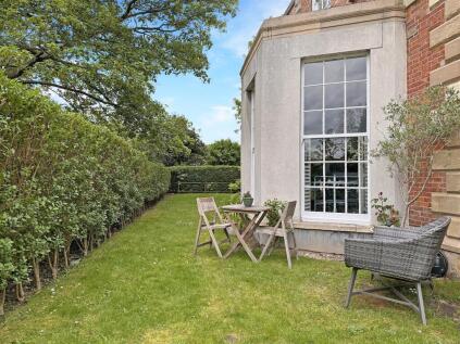 FREEHOLD APARTMENT, Bishops Place, Balderton Gate, Newark