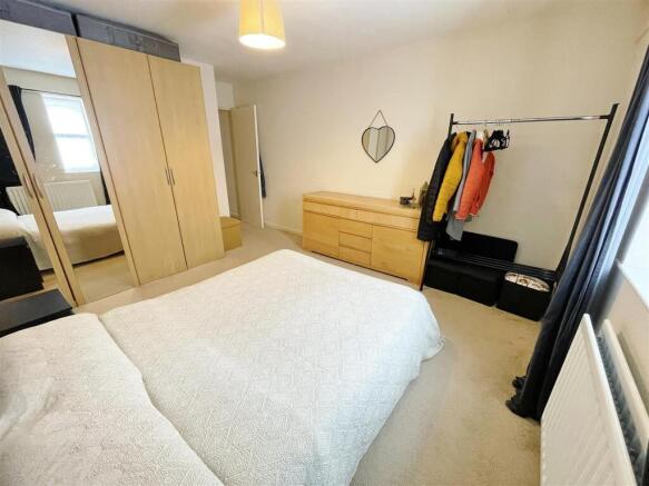 3 bed Flat for sale Image 8