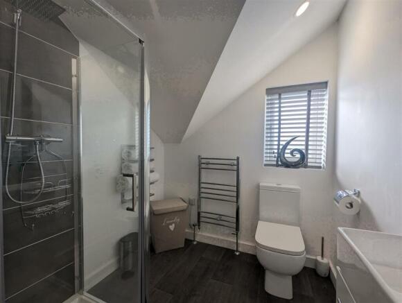 Bedroom 1 En suite