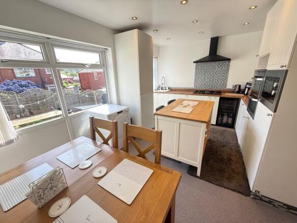 4 bed Semi-Detached for sale Image 4