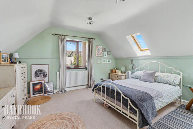 4 bed Detached for sale Image 11