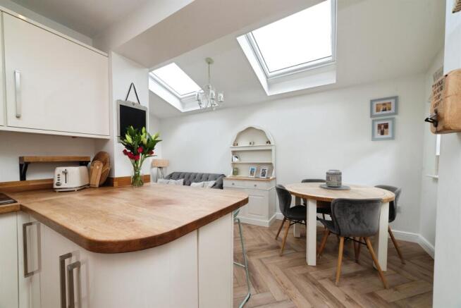 3 bed Semi-Detached for sale Image 4