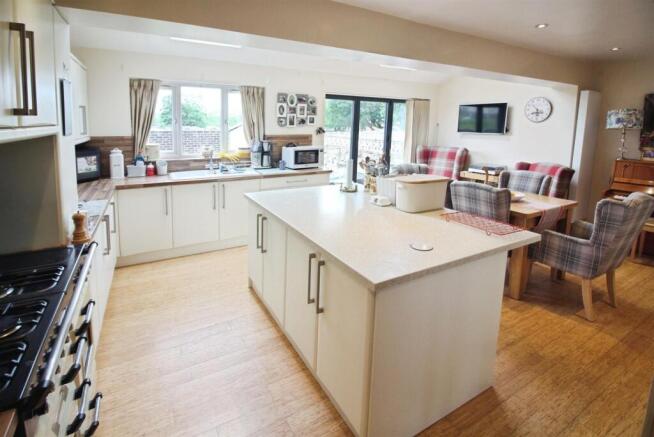 4 bed Semi-Detached for sale Image 4