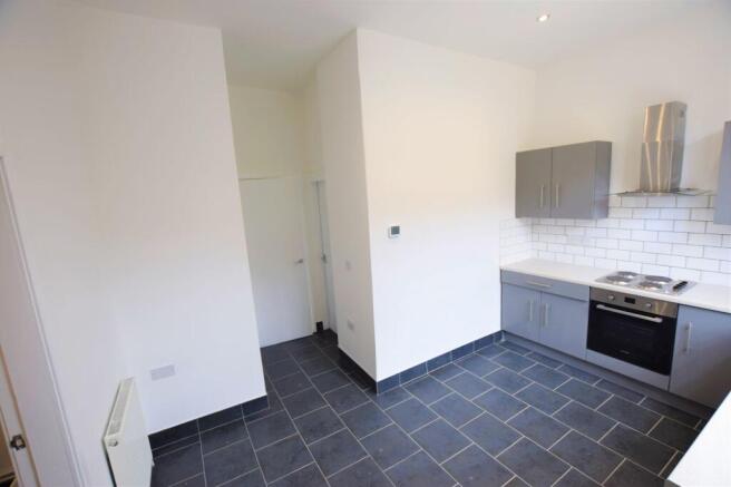 5 bed Semi-Detached to rent Image 6