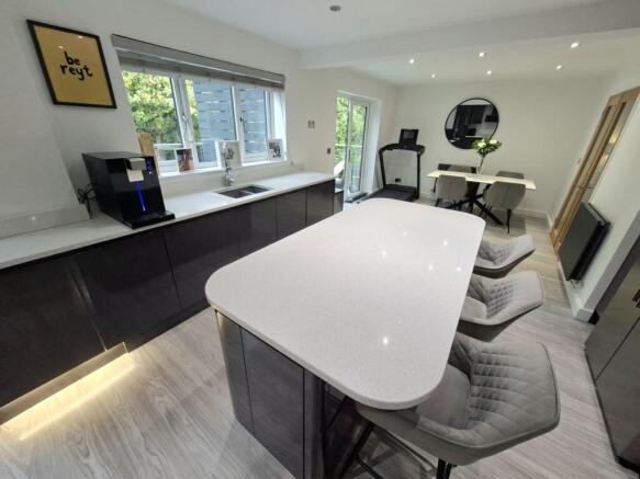 4 bed Detached for sale Image 8