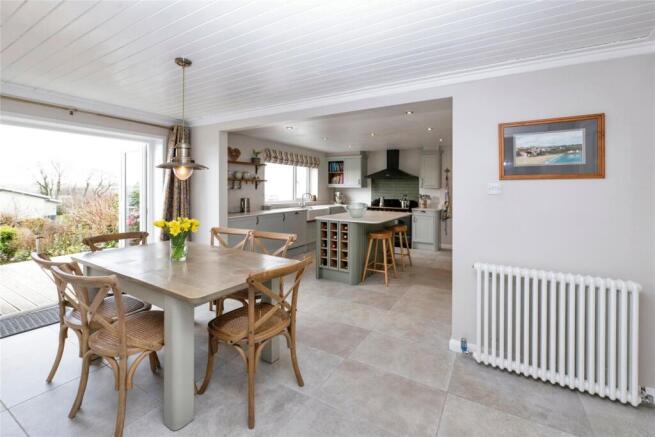 Kitchen/ Dining Room