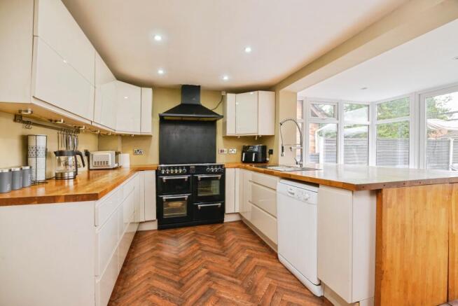 5 bed Detached for sale Image 4