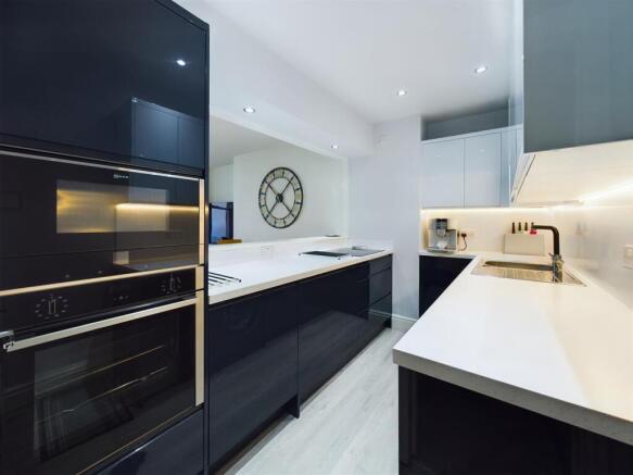 2 bed Flat for sale Image 5