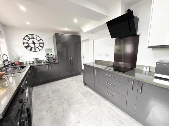 4 bed Semi-Detached for sale Image 7