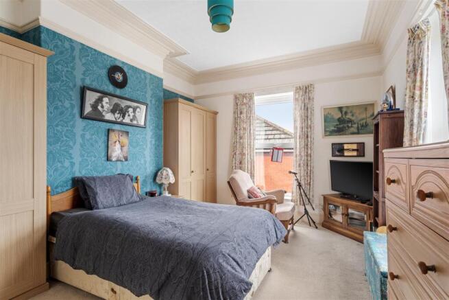 5 bed Detached for sale Image 12