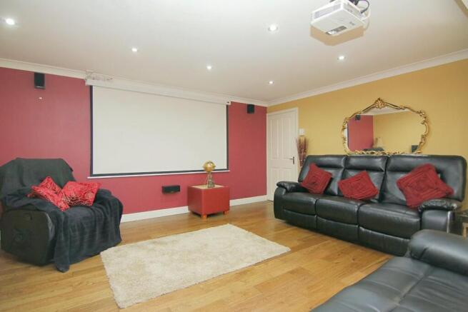 5 bed Detached for sale Image 9