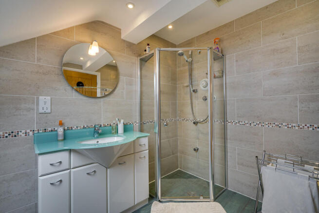 Master bedroom en...