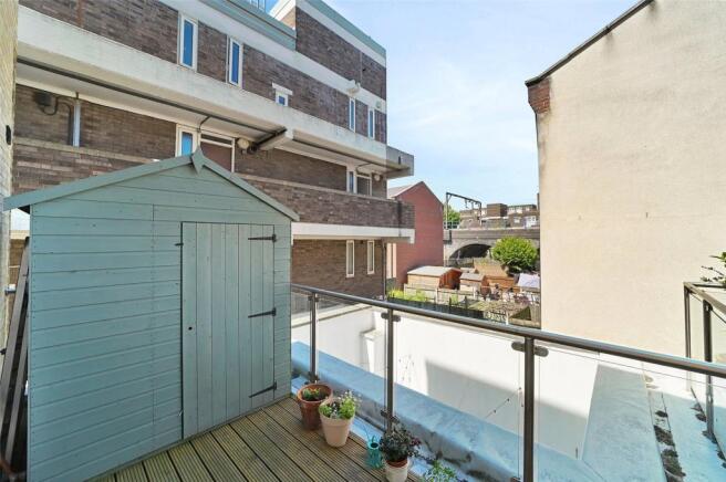 Fathom Court, E1