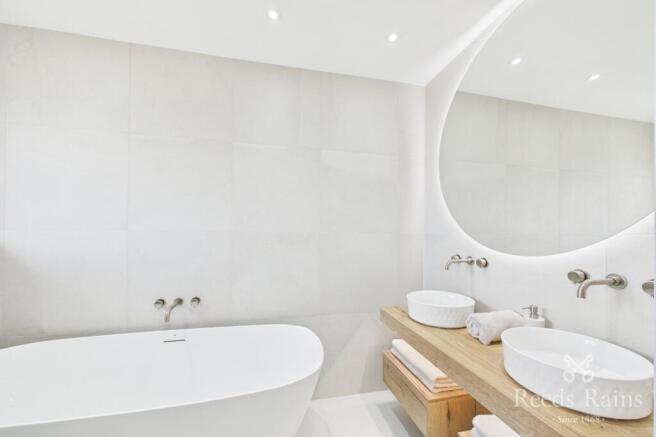 4 bed Detached for sale Image 12