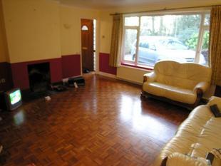 LIVING ROOM:
