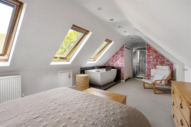 5 bed Detached for sale Image 12