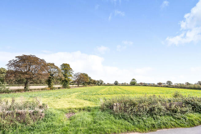 5 bed Detached for sale Image 12