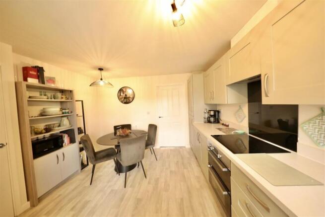 3 bed Semi-Detached for sale Image 6