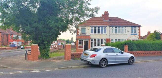 Well-maintained semi-detached house with a tidy...