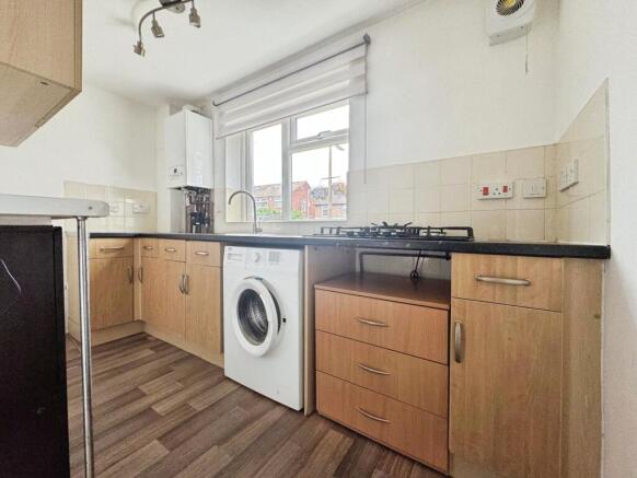 2 bed Apartment to rent Image 4
