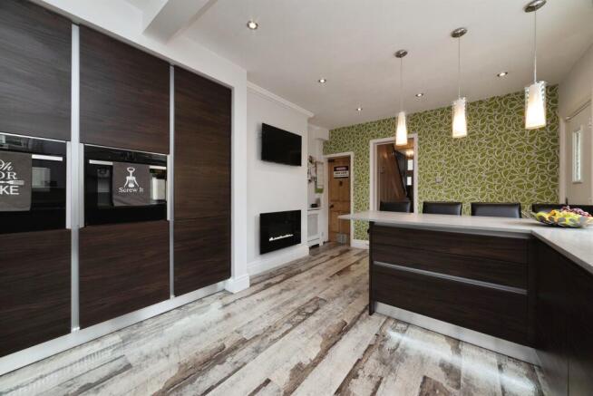 5 bed Semi-Detached for sale Image 7