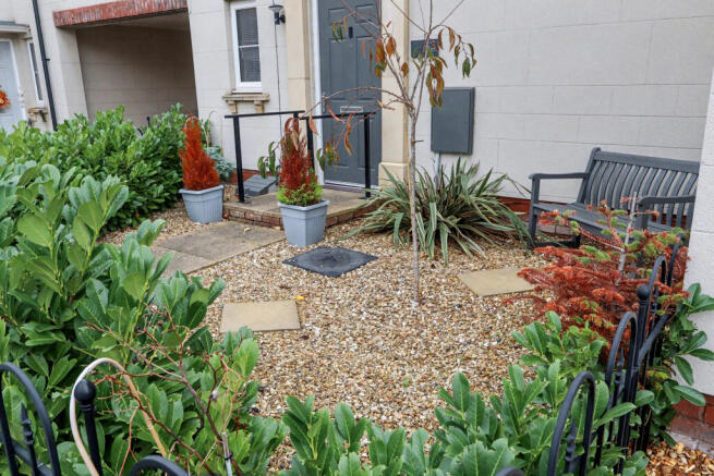 Garden to the front