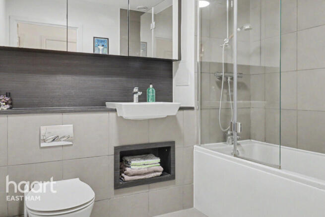 1-bed flat on Ron Leighton Way, London, £300,000