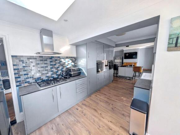 4 bed Semi-Detached for sale Image 5