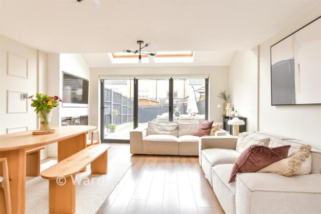 Lounge/Dining Area