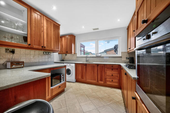 4 bed Detached for sale Image 7