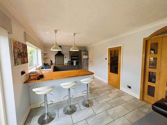4 bed Semi-Detached for sale Image 6