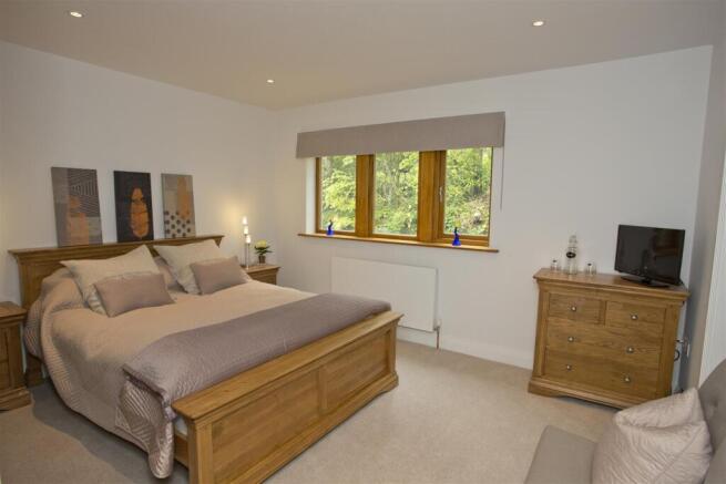 4 bed Town House to rent Image 10