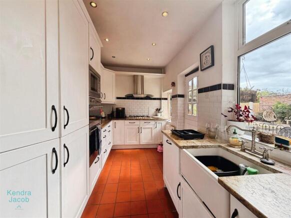 6 bed Detached for sale Image 9