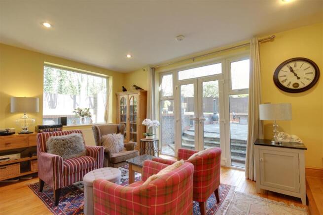 6 bed Detached for sale Image 9