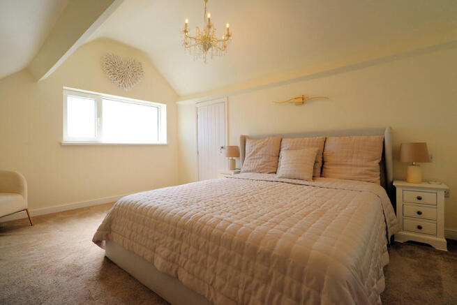 6 bed Detached for sale Image 6