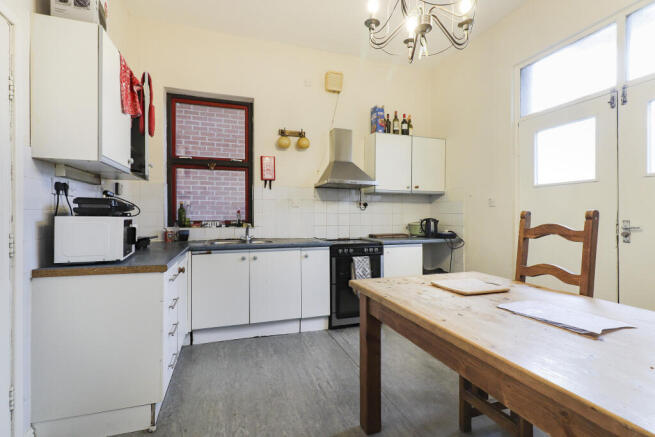 5 bed Detached for sale Image 6