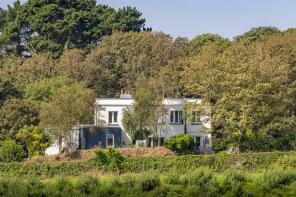 Port Ellen, Gravel Hill, Gerrards Cross SL9 0NU