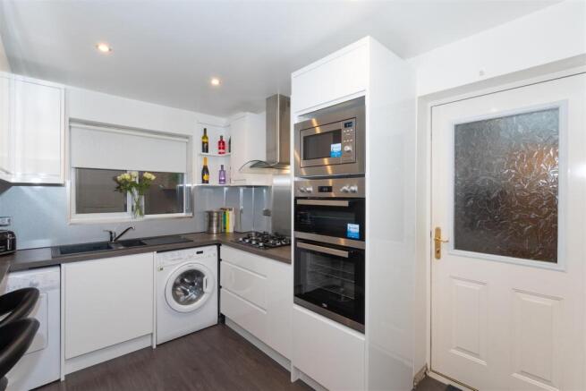 FITTED KITCHEN